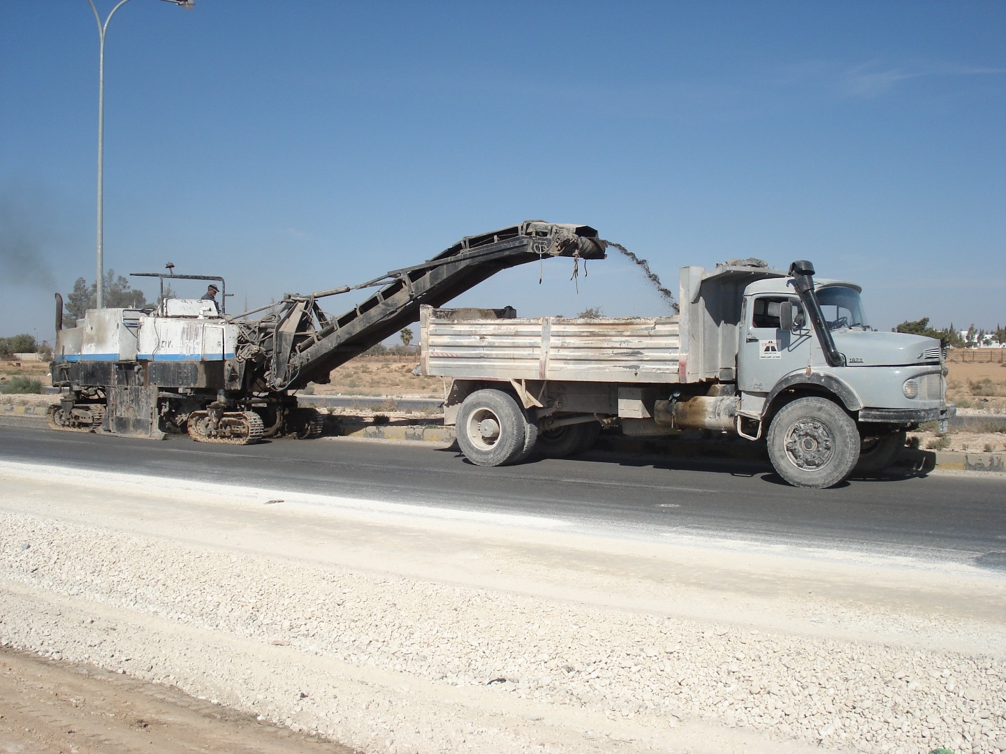مشروع صيانة وتحسين أجزاء من الطريق الصحراوي عمان- العقبة